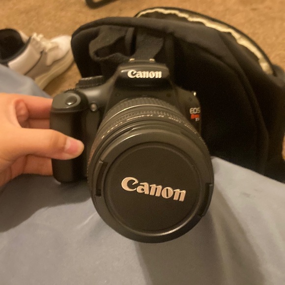 Canon Black DSLR Camera - Picture 3 of 9